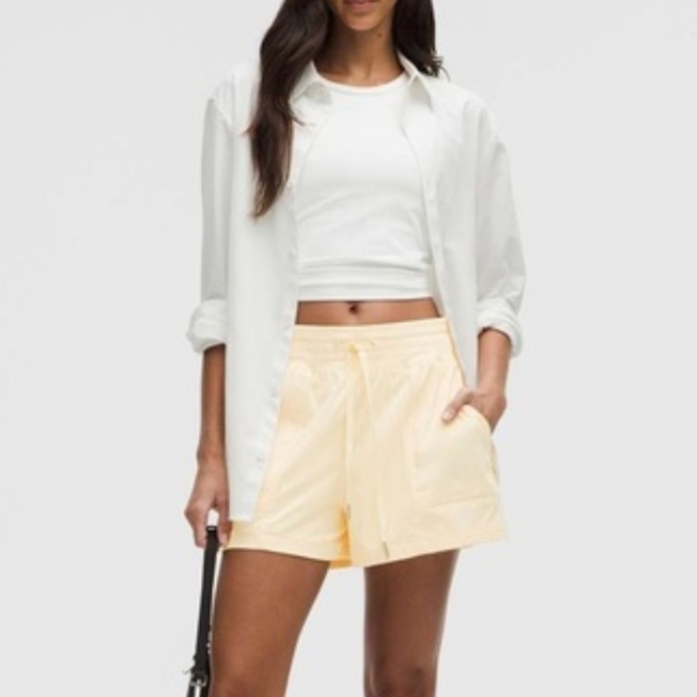 Lululemon🍋🧈Yellow Butter Cream Dance Studio Shorts 2.5"